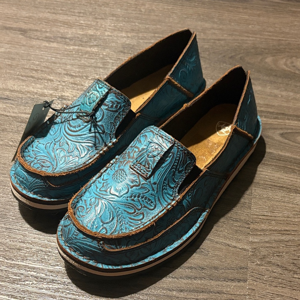 NWT Ariat Cruiser Brushed Turquoise Floral Embossed Loafers - Size 6.5 - Picture 3 of 9